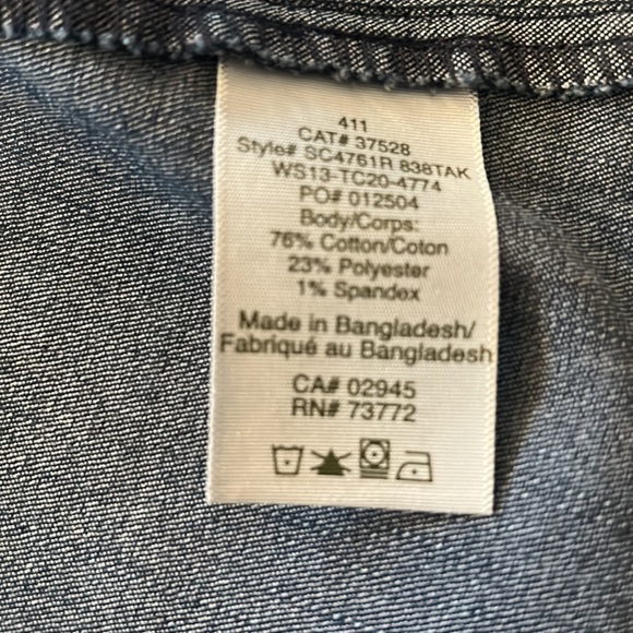 Nwot, never worn cool jean jacket. Size 14 - Picture 7 of 10